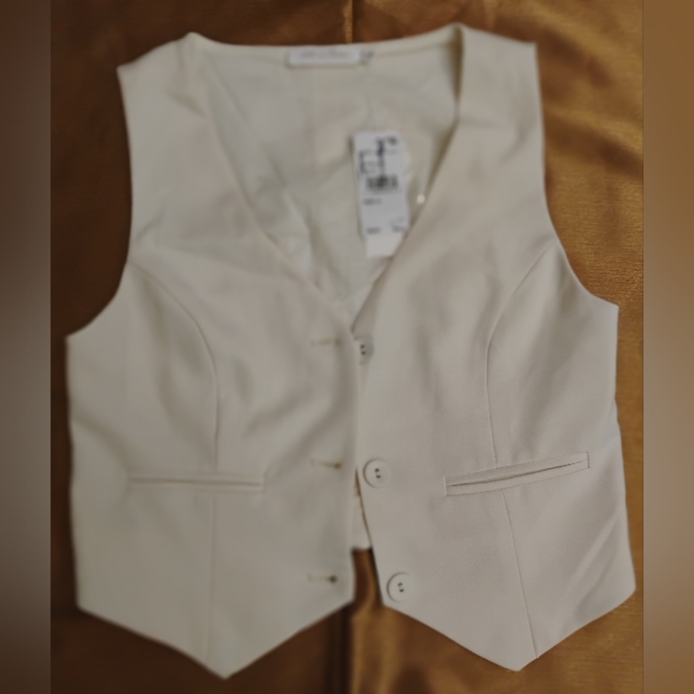 NWT All In Favor Elegant Cream Sleeveless Vest Size 8